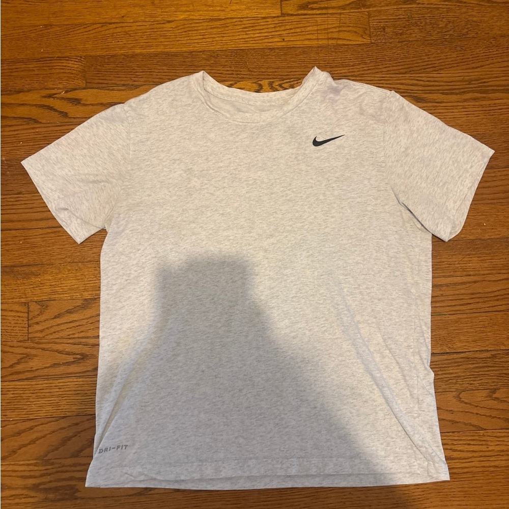 Nike Men's Light Gray Short Sleeve Tee